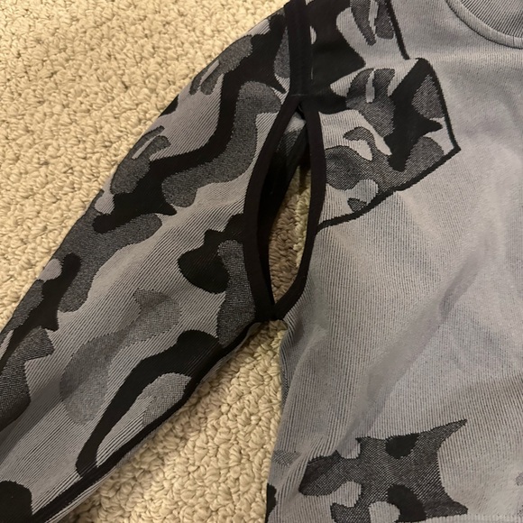 Lone Star crop top cut out long sleeve size M grey and black Camo - Picture 6 of 7